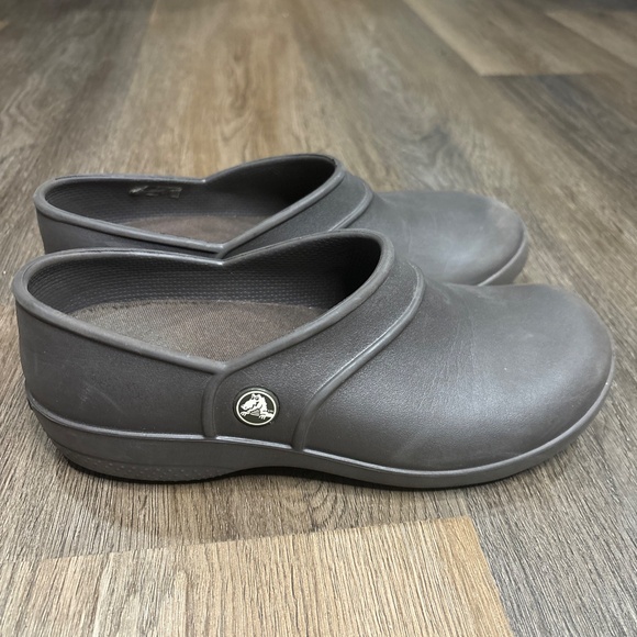 Crocs Lock Clogs Womens Size 7 Brown Slip‎ Resistant Non Marking Slip On Comfort - Picture 6 of 9